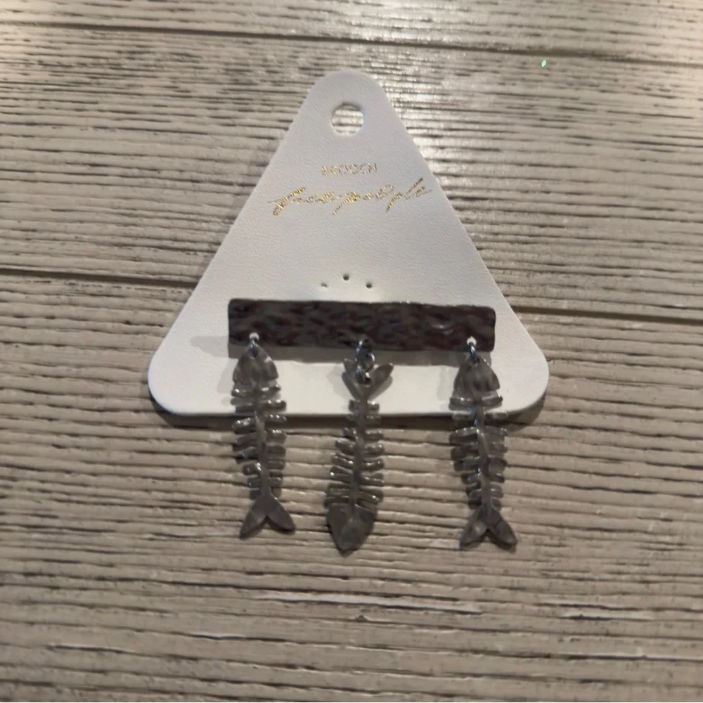 FREE PEOPLE  Fish Outta Water Brooch - Silver